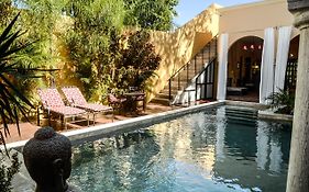 Ochenta Y Dos Bed & Breakfast & Spa